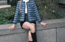 时尚身影：蓝白格子外套美女街头摄影